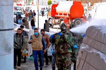 En Irak desinfectan centro comerciales como medida de prevención