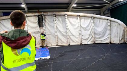 En Irlanda están probando barriletes gigantes capaces de generar electricidad con su vuelo como una alternativa a los molinos eólicos convencionales
