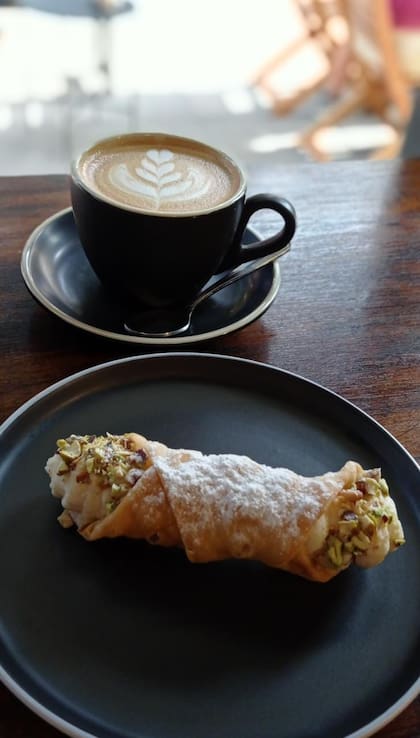 En Ispica el mejor acompañamiento para sus cannoli es un café de especialidad.