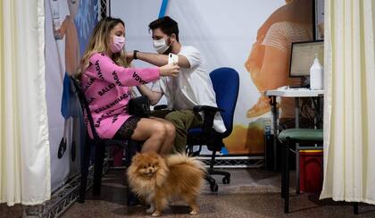 En Israel comenzaron la vacunación contra el coronavirus a jóvenes mayores de 16 años.