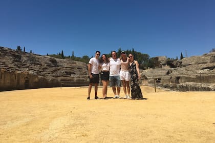 Con parte de su familia en Italica, una antigua ciudad romana situada en el actual término municipal de Santiponce (Sevilla).