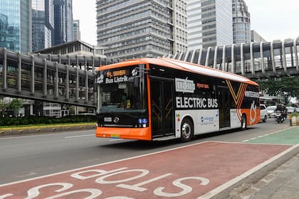 En Jakarta (Indonesia) se utiliza habitualmente el bus eléctrico como forma alternativa de transporte