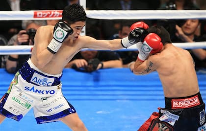 Kazuto Ioka golpea y Juan Reveco se cubre, en una de las últimas peleas entre argentinos y japoneses por el mundo