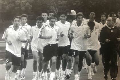 En Japón, Paidu con el equipo de fútbol de club Avispa Fukuoka