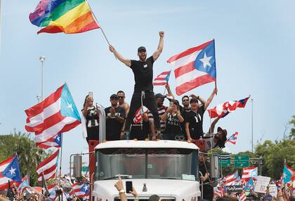 En julio 2019, con la bandera del orgullo gay y la de Puerto Rico, el cantante encabezó la concentración para exigir la renuncia del gobernador Rosselló