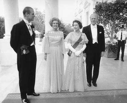 En julio de 1976, el presidente Gerald Ford y su esposa Betty recibieron a la reina en la Casa Blanca para conmemorar el bicentenario de la declaración de independencia de Estados Unidos.