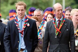 En julio de 2007, el príncipe William junto al Scout Alistair Frankel y el duque de Kent durante la ceremonia de apertura del Jamboree Scout Mundial 21st en Hylands Park.