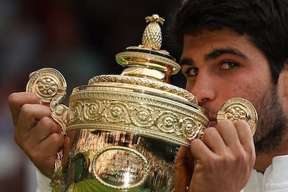 En julio del año pasado, Carlos Alcaraz ganó el trofeo más prestigioso del tour, el de Wimbledon 