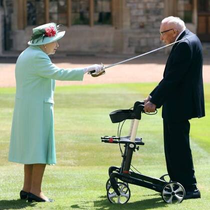 En julio del año pasado, la reina Isabel II de Inglaterra lo nombró a Tom Moore como caballero británico, un honor al que muy pocos ciudadanos del Reino Unido pueden acceder