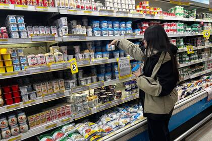 En julio, el tipo de cambio subió 6,6%, aunque por ahora el impacto en los precios es acotado y se espera que la inflación se mantenga por debajo de 2%