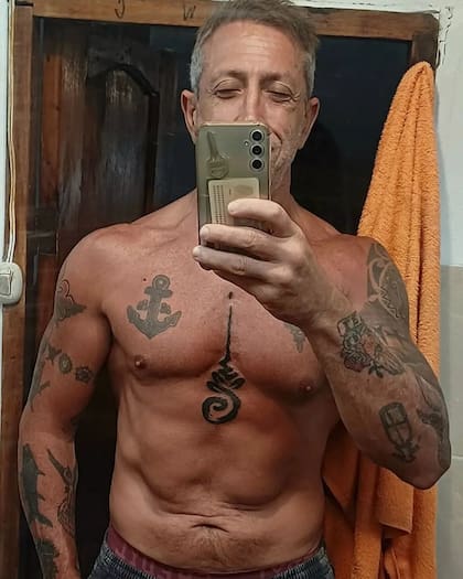 En julio el Turco Naim mostró el nuevo tatuaje que se hizo en el pecho