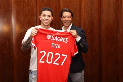 En julio, Enzo Fernández firmó contrato hasta 2027 con Benfica y posó en la foto junto a Rui Costa, presidente del club portugués