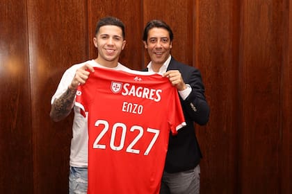 En julio, Enzo Fernández firmó contrato hasta 2027 con Benfica y posó en la foto junto a Rui Costa, presidente del club portugués