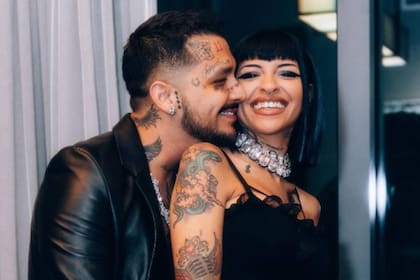 En julio, Nodal confirmó su separación de Cazzu; dos meses después se casó con la cantante Ángela Aguilar
