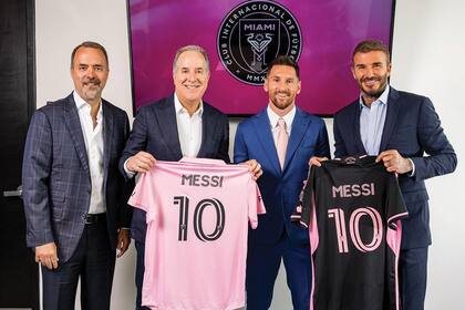 En julio pasado, el Inter Miami anunció la firma del contrato de Lionel Messi junto a los propietarios del club, los hermanos José y Jorge Mas y David Beckham.