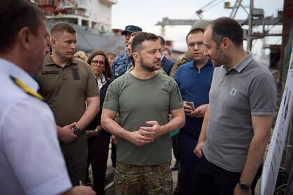 En julio último, el presidente de Ucrania, Volodymyr Zelenskyy, visitó una de las terminales de Odesa desde donde se reanudaron los embarques de granos tras la invasión rusa