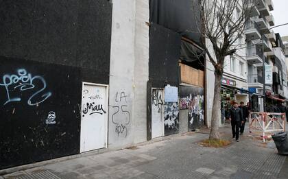 En Junín al 1700, una postal de locales tapiados y veredas rotas