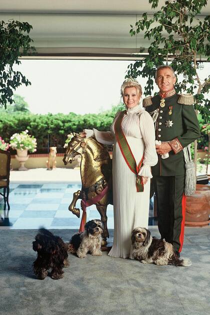 En junio de 1990, cuatro años después de haberse casado con el príncipe Frédéric von Anhalt –noveno y último de sus maridos–, sonríen en un posado con toda la pompa (que incluyó a sus mascotas) en su casa de Bel Air.