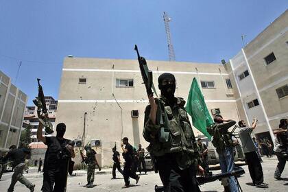 En junio de 2007, las fuerzas de Hamás tomaron por la fuerza el control de las instituciones palestinas en Gaza, de donde expulsaron a los representantes de la Autoridad Palestina