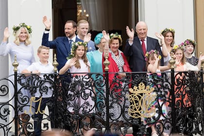 En junio de 2016, durante el Jubileo de Plata, la familia real visitó la localidad de Trondheim. De izquierda a derecha, acompañan a los reyes Harald y Sonia de Noruega los príncipes herederos, Mette-Marit y Haakon, sus hijos, el príncipe Sverre Magnus y la princesa Ingrid Alexandra, Marius Borg  (el hijo mayor de Mette-Marit), la princesa María Luisa y sus hijas, Leah Isadora y Maud Angelica Behn. 

