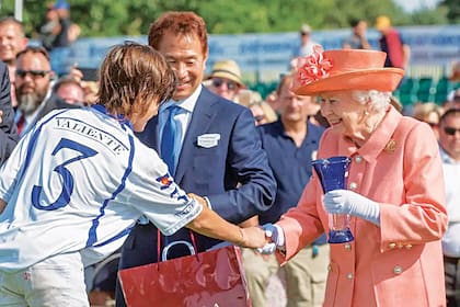 En junio de 2018, Poroto recibió su primer premio de manos de Isabel II
al ganar, junto a su padre, la tradicional Copa de la Reina, en el Guards Polo Club.
