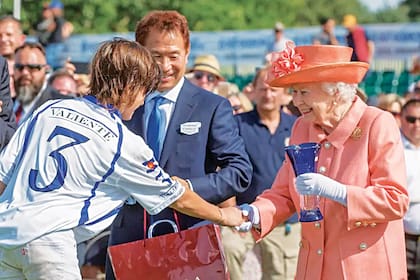 En junio de 2018, Poroto recibió su primer premio de manos de Isabel II
al ganar, junto a su padre, la tradicional Copa de la Reina, en el Guards Polo Club.