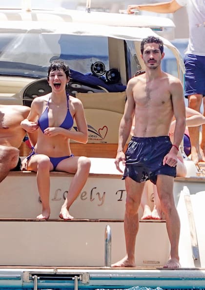 En junio de 2019 ¡HOLA! los sorprendió durante sus vacaciones en Capri. Úrsula, quien había viajado al Mediterráneo para cumplir con sus compromisos laborales como embajadora internacional de Bvlgari, disfrutó con su novio y amigos de un día en altamar.