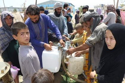 En junio, los combates alrededor de la ciudad de Kunduz obligaron a miles de personas a abandonar sus hogares. Cientos de familias buscaron refugio en un asentamiento informal donde los equipos de MSF comenzaron a proporcionar 12.000 litros de agua potable al día. (Crédito: Prue Coakley/MSF).