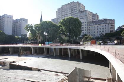 El proyecto prevé mejorar la plaza a nivel superficial, generando un recorrido claro y transparente