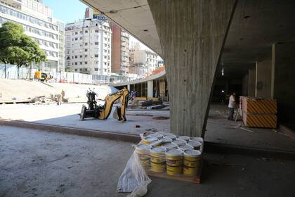 La plaza tiene una superficie de 18900 metros cuadrados y contará con un anillo verde perimetral de 8000 metros cuadrados