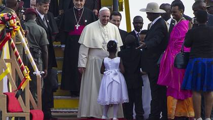 En Kampala, Francisco fue recibido por el presidente Museveni