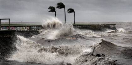 En Vicente López, el oleaje golpeó duro contra las defensas costeras