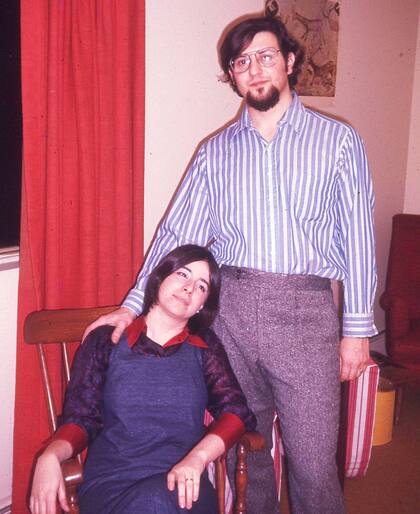 Foto tomada en Kent, 1970, año de la Masacre del 4 de mayo, donde cuatro estudiantes fueron asesinados y nueve heridos (uno de ellos sufrió parálisis permanente) a manos de la Guardia Nacional, que disparó contra los estudiantes en el marco de la guerra de Vietnam y las protestas antibélicas. Cientos de universidades, colegios e institutos promovieron una huelga estudiantil, cerrándose los centros educativos.