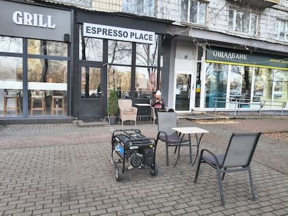 En Kiev, muchos negocios permanecen abiertos poniendo generadores en la vereda