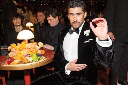 En la 68a edición de los Grammy, en el Crypto.com Arena, el 1 de febrero de este año, en California, Bad Bunny se convirtió en el primer artista en la historia de estos premios en ganar en la categoría de Mejor Álbum del Año con un disco completamente en español: "Debí Tirar Más Fotos". "Antes de darle las gracias a Dios, voy a decir: Fuera ICE", dijo cuando subió al escenario el puertorriqueño, quien fue enfundado con un smoking de Schiaparelli. "No somos salvajes, no somos animales, no somos extranjeros; somos humanos", agregó