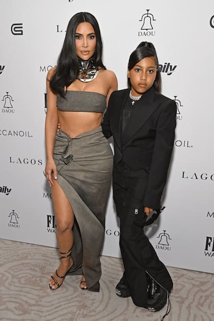 En la 7º edición de los Premios de Moda Daily Front Row, con traje de chaqueta y pantalón con gargantilla con brillantes y una cruz, y botas con plataforma de Dolce&Gabbana.