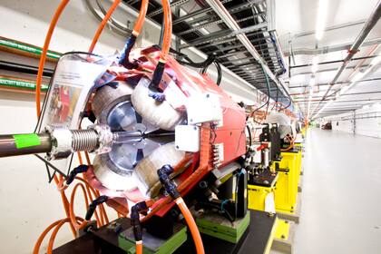 En la actualidad, existen ocho instalaciones FEL en funcionamiento en el mundo, pero el tamaño del dispositivo oscila entre los 300 metros y los 3400 metros