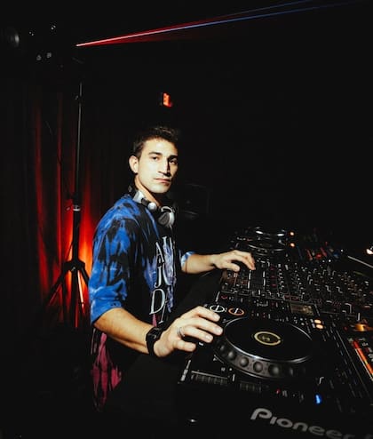 En la actualidad, Federico disfruta de su trabajo como DJ