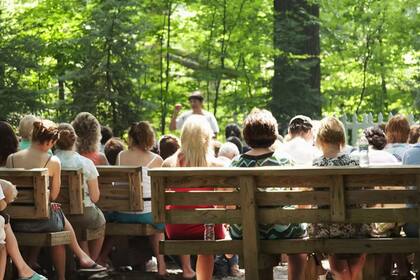 En la actualidad se ofrecen sesiones y charlas públicas en el bosque, donde los médiums se paran en el altar para comunicarse con los espíritus
