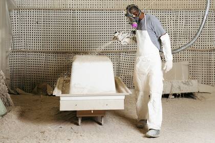 En la actualidad, un trabajador confecciona una pieza en una de las fábricas de North Little Rock