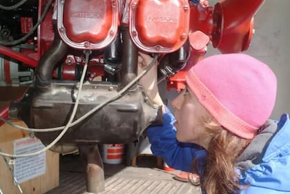 En la adolescencia, construyendo su avión monomotor
