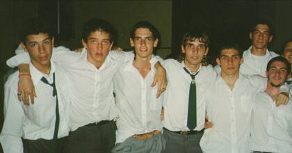 En la adolescencia, (en el centro de la imagen) con compañeros del colegio.