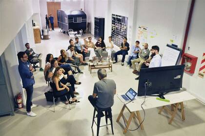 En la agencia Picnic, el jefe expone sus dificultades ante un grupo que lo aconseja al respecto