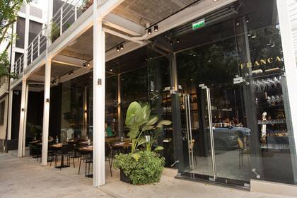 En la ambientación dominan el cristal, los tonos oscuros y la iluminación que alumbra sin encandilar.