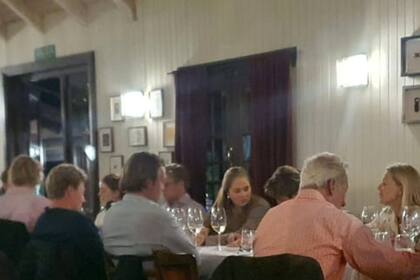 En La Angostura, donde se mueven casi como locales, las princesas de los Países Bajos ocuparon una larga mesa en el icónico restaurante.