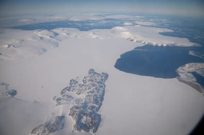 En la Antártida, las temperaturas pueden caer hasta los 50 grados bajo cero, provocando fallos en las baterías. Y la energía solar no sirve: en invierno, la noche dura unos cinco meses