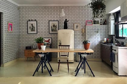 En la antigua cocina y actual hall de Casa Estudio/Teatro este sábado Lucía Seles estrena Si iu tomorow incendiary. A lo largo del año, el PH de Almagro estará habitado por obras de Marina Otero, Nacho Bartolone e Ignacio Sánchez Mestre, entre otros talentosos creadores de la escena