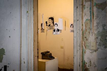 En la antigua sala de interrogatorios de Virrey Cevallos, se colgaron impresiones con los rostros y nombres de las víctimas del terrorismo de Estado