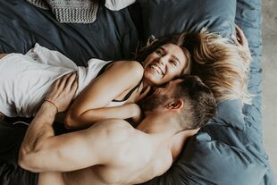 En la Antiguedad la cama era un lujo reservado solo a reyes y aristócratas, mientras que los campesinos, clases populares y sirvientes dormían en el suelo