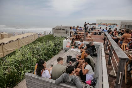 En la arena, o en los paradores de Chapadmalal, los jóvenes disfrutan del atardecer con amigos